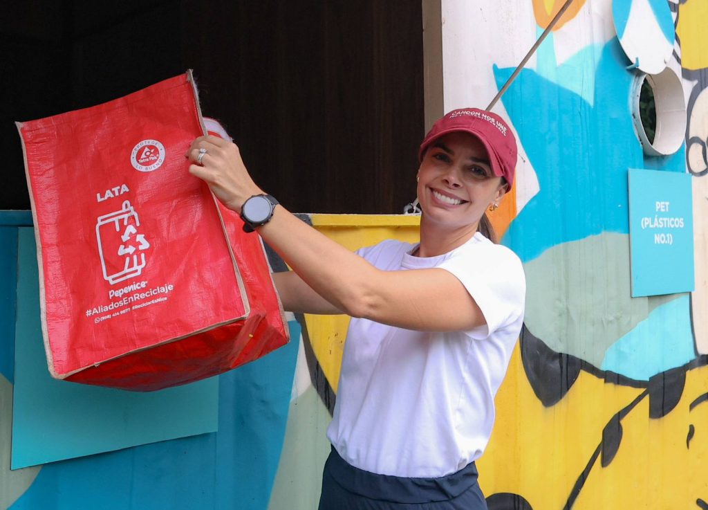 Fomenta Ana Paty Peralta cuidado del medio ambiente con reciclaje
